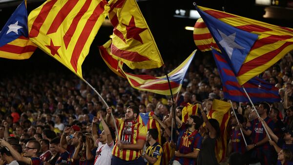 In this photo taken Sunday, Sept. 20, 2015, FC Barcelona's supporters hold estelada” flags, that symbolise Catalonia's independence, during a Spanish La Liga soccer match between FC Barcelona and Levante at the Camp Nou stadium in Barcelona, Spain - Sputnik Mundo