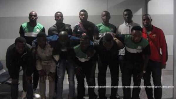 Grupo de nigerianos en el aeropuerto de Kiev, Ucrania - Sputnik Mundo
