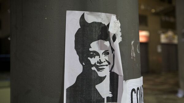 Una imagen de la presidenta de Brasil, Dilma Rousseff, con cuernos de diablo - Sputnik Mundo