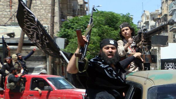 Fighters from Al-Qaeda's Syrian affiliate Al-Nusra Front drive in the northern Syrian city of Aleppo. - Sputnik Mundo