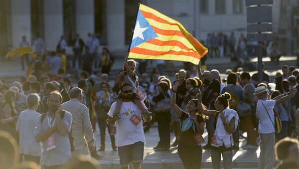 Gente con bandera de Cataluña - Sputnik Mundo