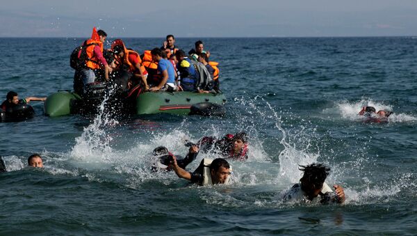 Migrant whose boat stalled at sea while crossing from Turkey to Greece swim to approach the shore of the island of Lesbos, Greece, on Sunday, Sept. 20, 2015 - Sputnik Mundo