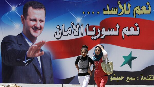 Un retrato del presidente sirio Bashar Asad - Sputnik Mundo