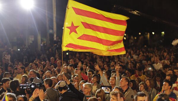 Una bandera catalana en Barcelona - Sputnik Mundo
