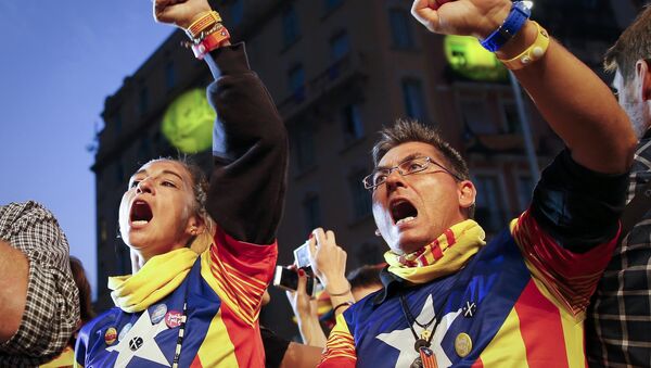 Catalanes apoyando el referéndum - Sputnik Mundo