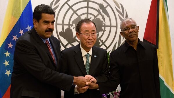 United Nations Secretary general Ban Ki-moon (C) meets with Nicolas Maduro Moros (L), President of Venezuela and David Arthur Granger, President of Guyana September 27, 2015 at the United Nations in New York - Sputnik Mundo