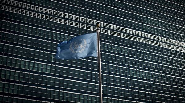 The United Nations flag flies in front of the Secretariat Building at the United Nations headquarters in New York City September 18, 2015 - Sputnik Mundo