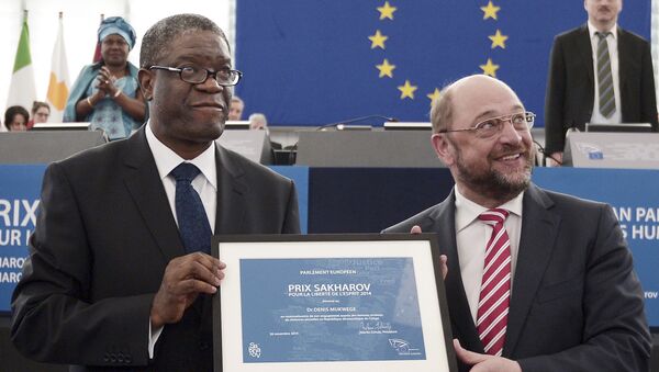 Denis Mukwege, ganador del Premio Sájarov 2014, y Martin Schultz, presidento del parlamento Europeo (archivo) - Sputnik Mundo