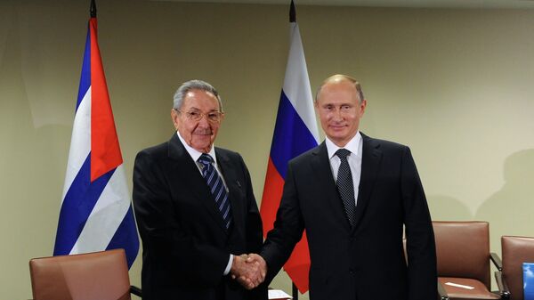 El presidente de Rusia, Vladímir Putin, y su homólogo cubano, Raúl Castro (archivo) - Sputnik Mundo