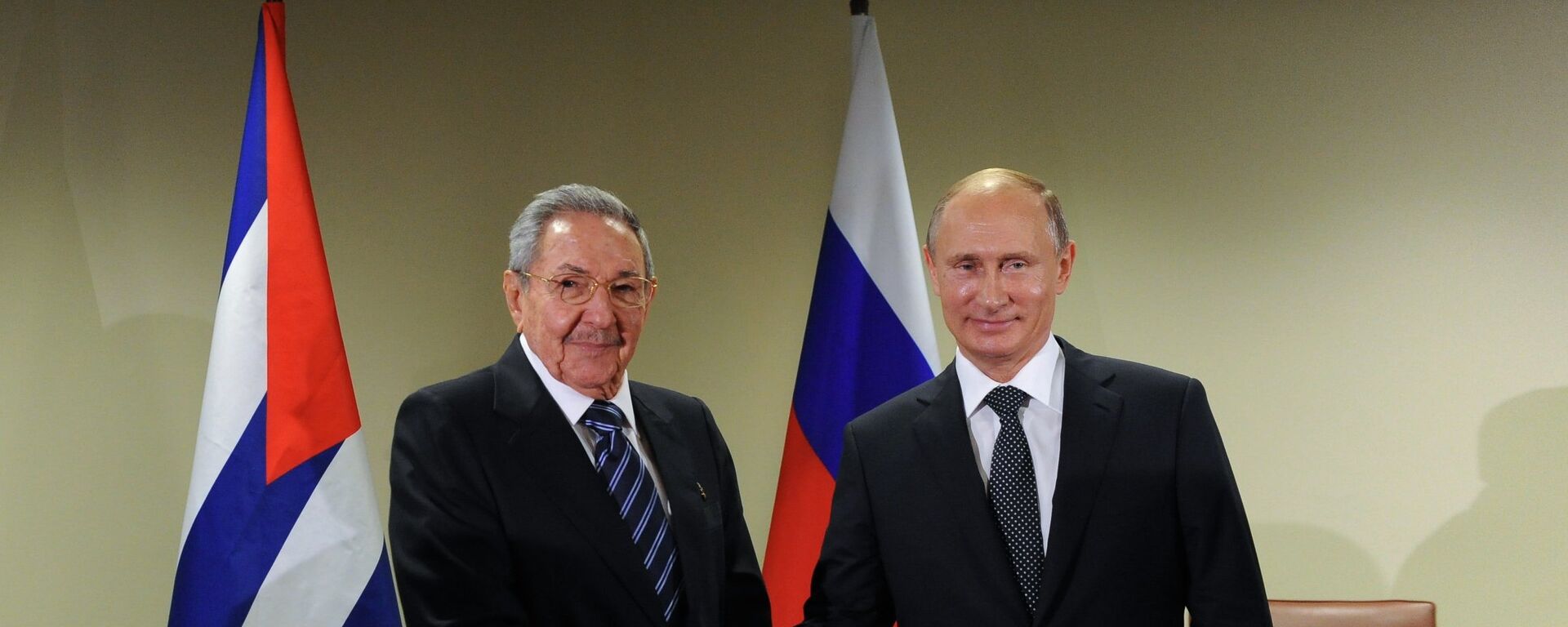 El presidente de Rusia, Vladímir Putin, y su homólogo cubano, Raúl Castro - Sputnik Mundo, 1920, 03.06.2021