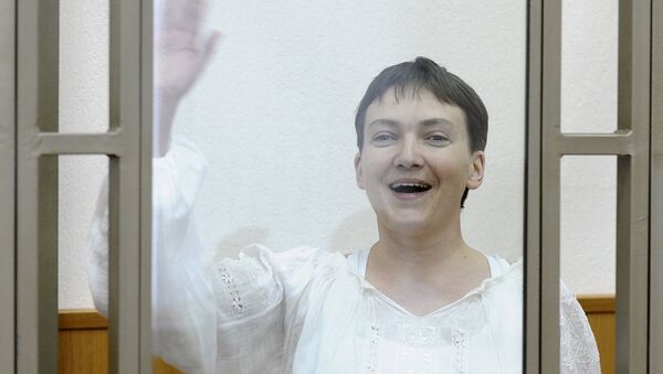 Ukrainian military pilot Nadezhda Savchenko gestures inside a glass-walled cage as she attends a court hearing in the southern border town of Donetsk in Rostov region, Russia, September 29, 2015 - Sputnik Mundo