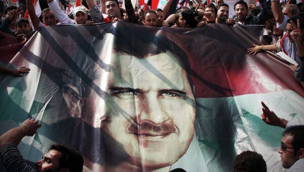 Póster con el rostro de Bashar Asad - Sputnik Mundo
