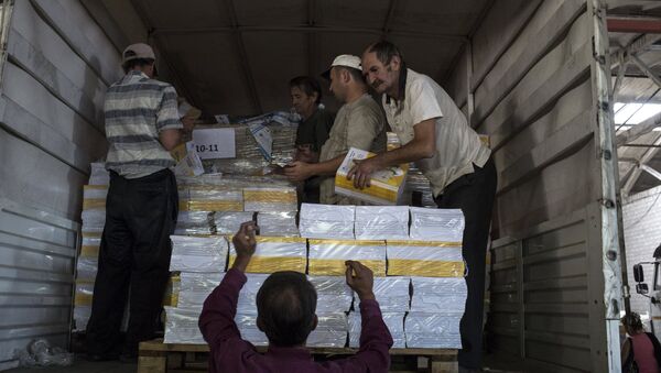 Descarga los productos del convoy humanitario ruso - Sputnik Mundo
