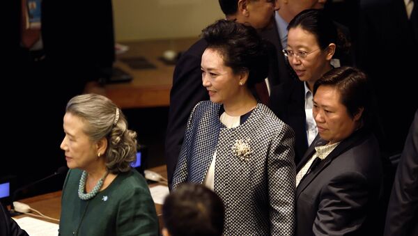 Peng Liyuan, primera dama de China (centro) - Sputnik Mundo