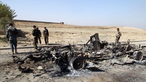 Militares de las Fuerzas de seguridad de Afganistán cerca de un coche quemado, la ciudad de Kabul - Sputnik Mundo