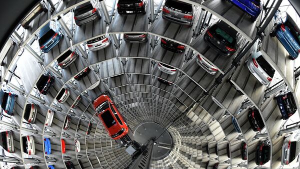 A VW Golf is pictured inside the so-called cat towers of car manufacturer Volkswagen AG (VW) at the company's assembly plant in Wolfsburg, northern Germany - Sputnik Mundo