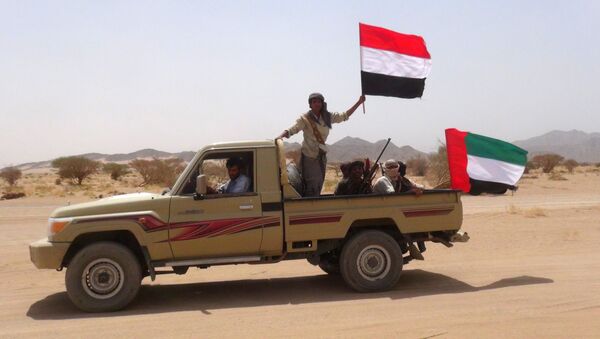 Rebeldes partidarios del presidente de Yemen, Abdo Rabu Mansur Hadi, con las banderas de Yemen y Arabia Saudí - Sputnik Mundo