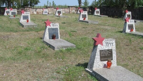 Cementerio de soldados soviéticos en Milejczyce, Polonia - Sputnik Mundo