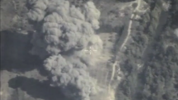 Aviones rusos destruyen centro de entrenamiento de yihadistas y almacén con armas en Siria - Sputnik Mundo