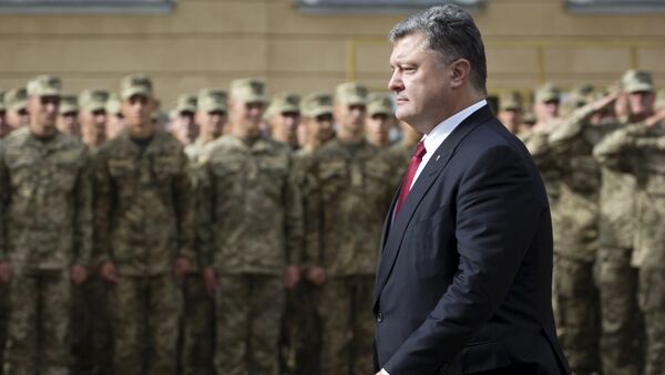 Petró Poroshenko y los soldados ucranianos - Sputnik Mundo