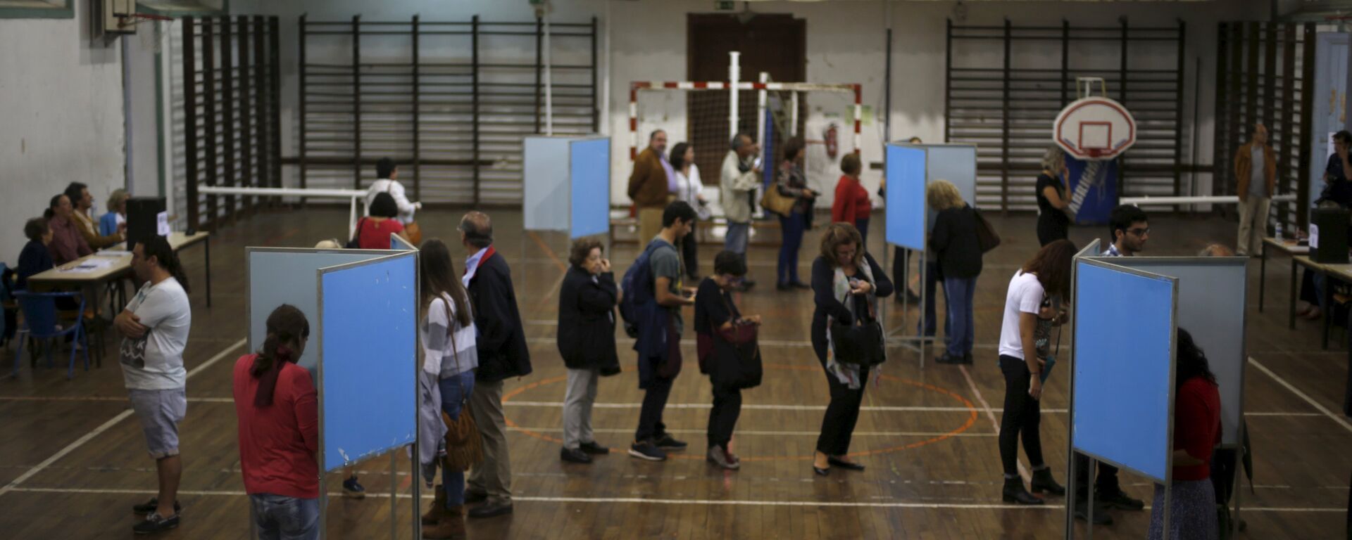 People vote at a polling station during the general election in Lisbon, Portugal - Sputnik Mundo, 1920, 28.01.2022