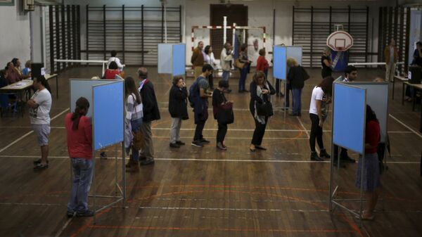 People vote at a polling station during the general election in Lisbon, Portugal - Sputnik Mundo