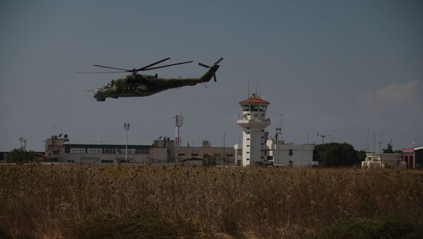 Helicóptero ruso vuela sobre la base Hmeymim en la provincia de Latakia, Siria - Sputnik Mundo