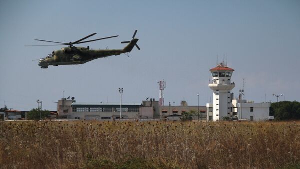 Helicóptero Mi-24 en la base de Hmeimim en Siria - Sputnik Mundo
