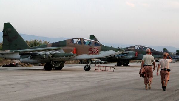 Aviónes Su-25 rusos en el aeródromo de Hmeymim en Siria - Sputnik Mundo