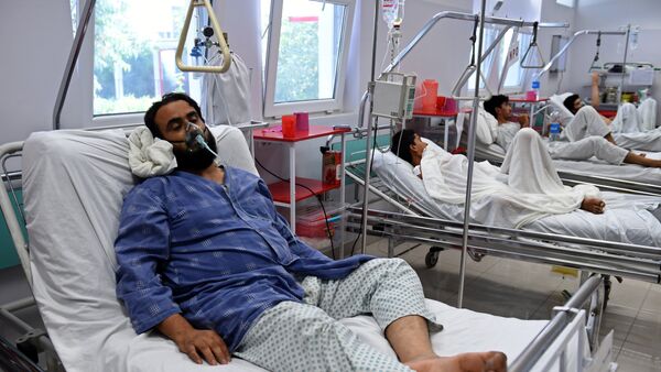 Um membro da MSF ferido durante ataque aéreo dos EUA no hospital em Kunduz recebe tratamento em Cabul, Afeganistão - Sputnik Mundo