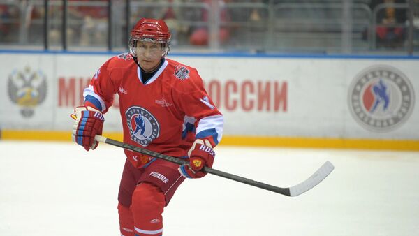 Vladímir Putin juega al hockey en Sochi (archivo) - Sputnik Mundo