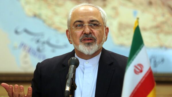 Iranian Foreign Minister Mohammad Javad Zarif and the head of Iran's Atomic Energy Organization Ali Akbar Salehi (unseen) give a press conference at Tehran's Mehrabad Airport following their arrival on July 15, 2015, after Iran's nuclear negotiating team struck a deal with world powers in Vienna - Sputnik Mundo