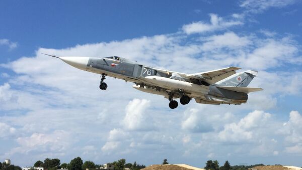 El avión ruso Su-24 despega de la base en Siria - Sputnik Mundo