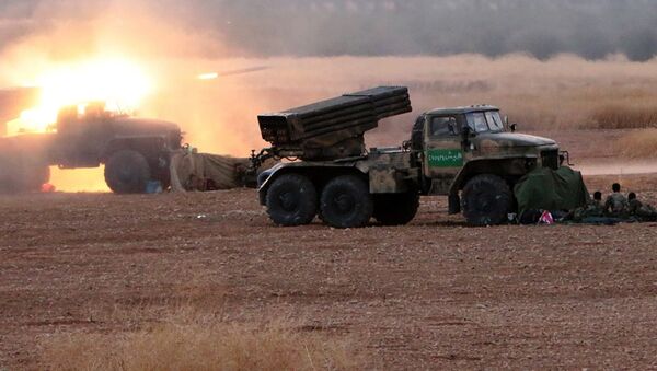 Militares sirios lanzan cohetes Grad - Sputnik Mundo