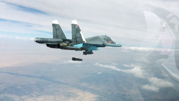 Bombardero táctico Su-34 durante una operación aérea contra las posiciones del Daesh en Siria - Sputnik Mundo