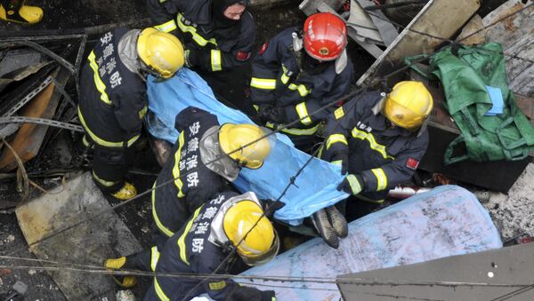 Bomberos en el lugar de la explosión en un restaurante en la provincia china de Anhui - Sputnik Mundo