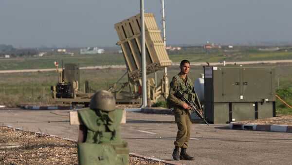 An Israeli soldier guards an Iron Dome air defense system deployed in the Israeli controlled Golan Heights near the border with Syria, Tuesday, Jan. 20, 2015. - Sputnik Mundo