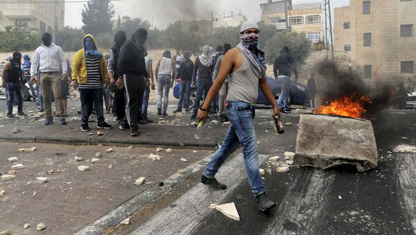 Palestinos choquen con las fuerzas policíacos de Israel en Sur Baher, Jerusalén - Sputnik Mundo