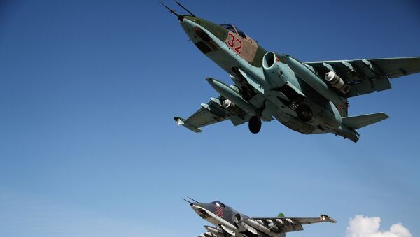 Cazabombarderos rusos Su-25 despegan desde la base aérea de Hmeimim - Sputnik Mundo