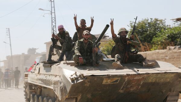 Soldados sirios sobre un vehículo blindado en una localidad liberada (Archivo) - Sputnik Mundo