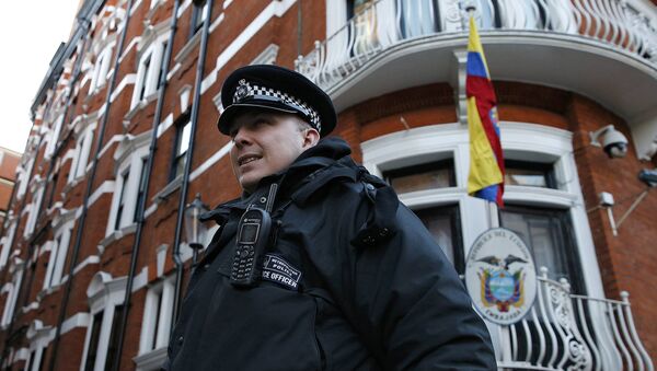 Policía delante de la Embajada de Ecuador en Londres - Sputnik Mundo