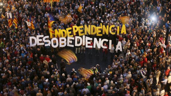 People protest against the decision by Catalonia's Supreme Court regarding the 9N consultation at Sant Jaume square in Barcelona - Sputnik Mundo