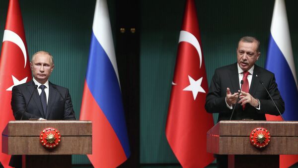 Turkish President Recep Tayyip Erdogan (R) and Russian President Vladimir Putin (L) hold a joint press conference at Turkey's Presidential Palace in Ankara - Sputnik Mundo