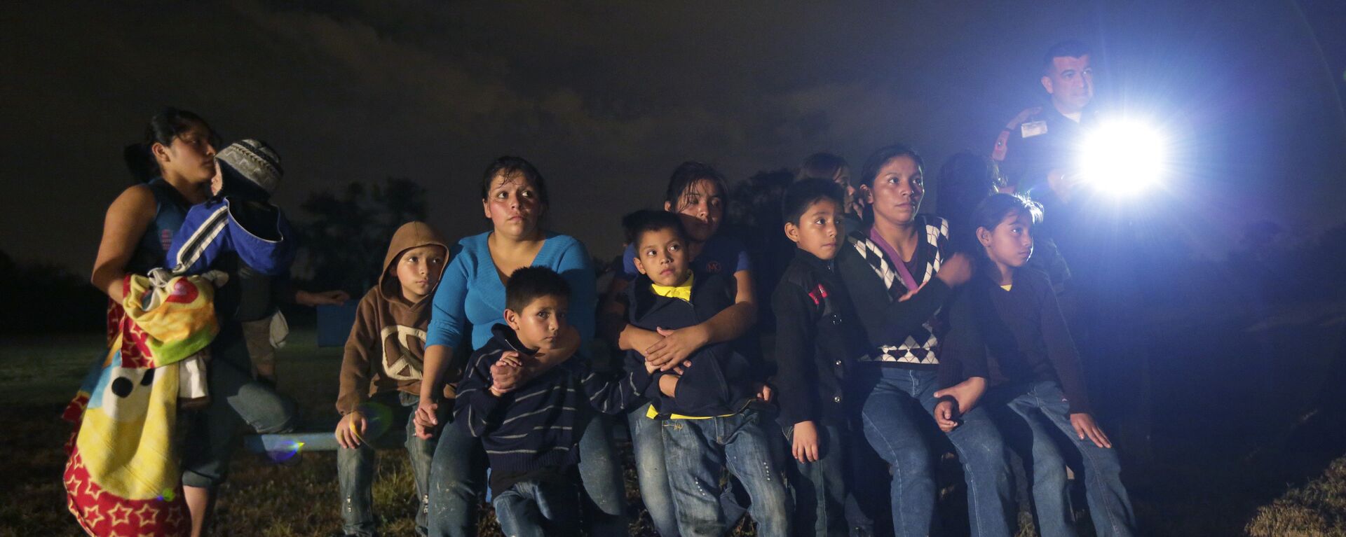 A group of young migrants from Honduras and El Salvador who crossed the U.S.-Mexico border illegally as they are stopped in Granjeno, Texas - Sputnik Mundo, 1920, 15.05.2018