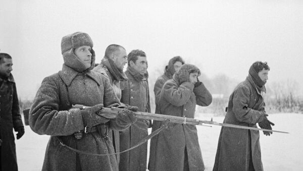 Soldado del Ejército Rojo acompaña los prisioneros de la División Azul española - Sputnik Mundo