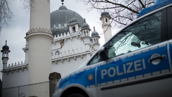 A police car stands in front of the Ahmadiyya-Moschee (Berlin's oldest Mosque) where activists of the women's movement Femen demonstrate in Berlin on April 4, 2013 in Berlin. - Sputnik Mundo