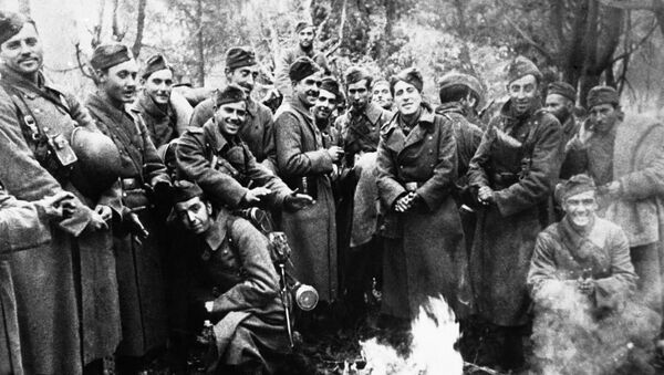 Members of one of the volunteer Spanish Blue Divisions, serving with the Nazis, grouped round a fire on the Moscow front on Dec. 15, 1941 - Sputnik Mundo