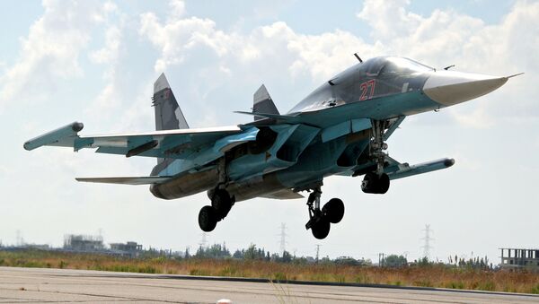 Aterrizaje de un Su-34 la base de Hmeymim en Siria (archivo) - Sputnik Mundo