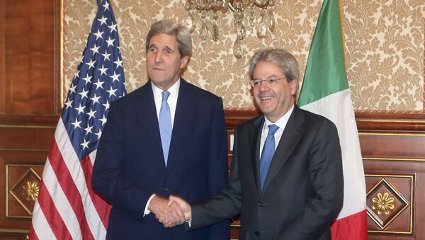 Secretario de Estado de EEUU, John Kerry (izda.) y ministro de Asuntos Exteriores de Italia, Paolo Gentiloni - Sputnik Mundo
