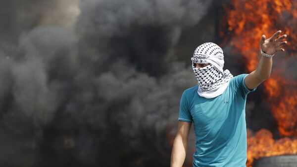 Un palestino durante enfrentamientos con soldados israelíes - Sputnik Mundo